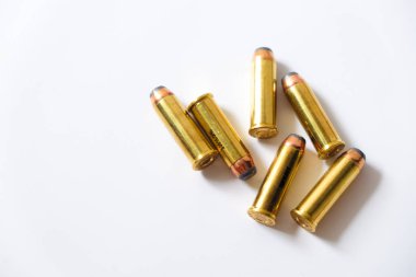 Beyaz arka planda gun FMJ JHP ve JSP Bullet