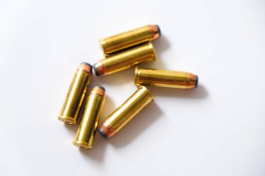 Beyaz arka planda gun FMJ JHP ve JSP Bullet
