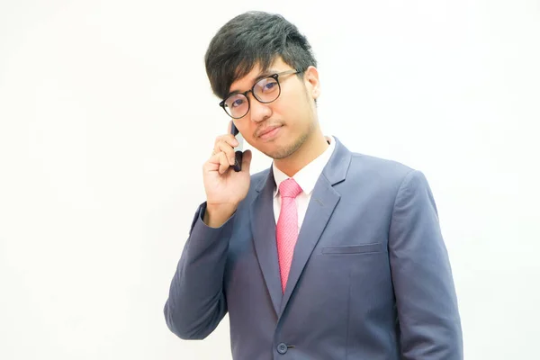 Деловые азиатские мужчины используют samrtphone в костюме ткани с галстуком — стоковое фото