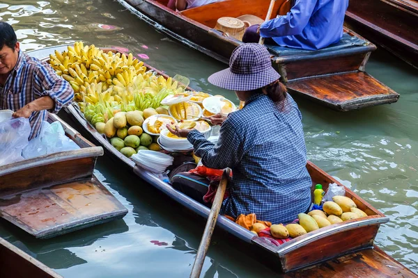 Prodej ovoce a místních potravin na lodi na plovoucím trhu — Stock fotografie