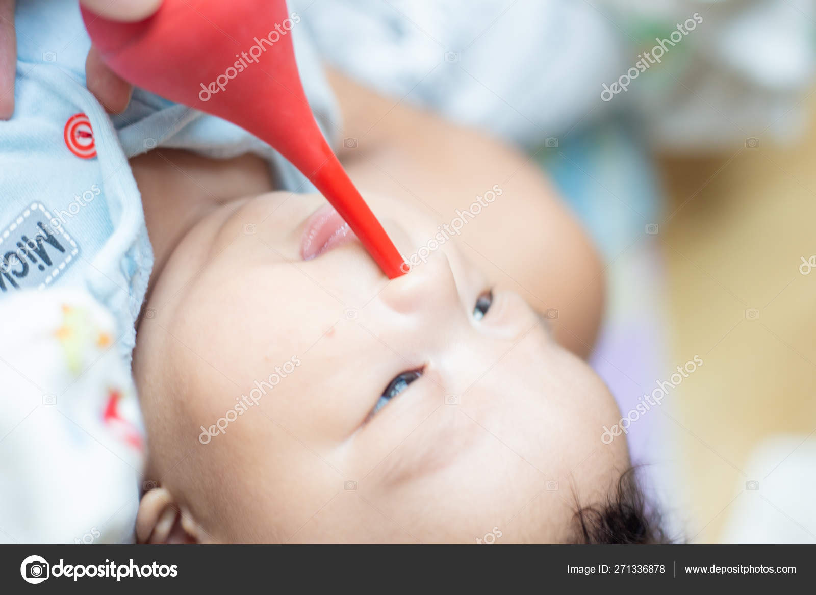 using a bulb syringe on a newborn