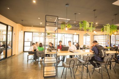 Kahve dükkanında ki soyut bulanık defokus grubu