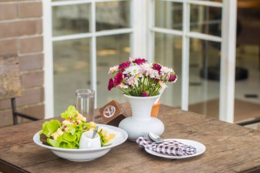 Haşlanmış yumurta ve sebze ile iştah açıcı salata