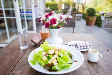 Haşlanmış yumurta ve sebze ile iştah açıcı salata