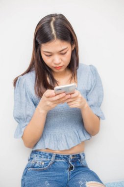 Dokunmatik ekranlı akıllı telefon kullanan Asyalı güzel kadınların portresi