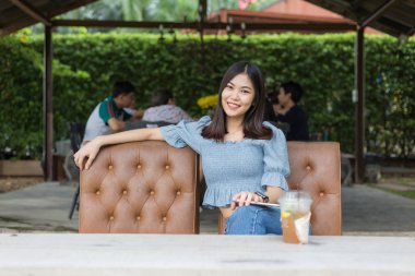 Güzel kadınlar kafe parkta buz içecek fincan tutun