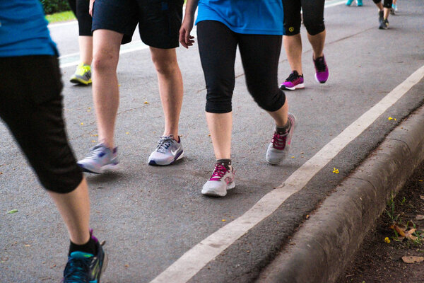 Бег ногами по дороге во время марафона
