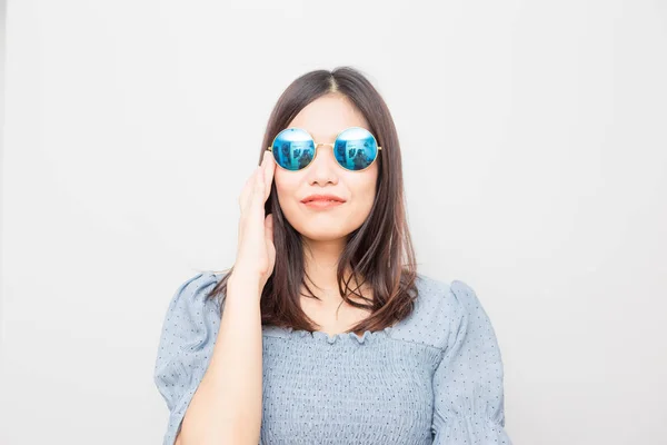 Joven hermosa sonriente moda asiática mujeres con gafas de sol —  Fotos de Stock