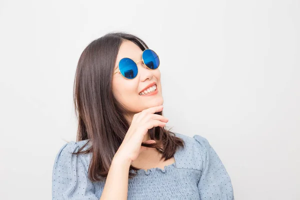 Młody piękny uśmiechnięty moda Azji kobiety w okulary — Zdjęcie stockowe