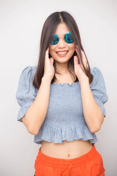 Joven hermosa sonriente moda asiática mujeres con gafas de sol —  Fotos de Stock