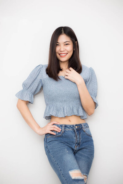 Портрет красивых азиатских женщин с длинными волосами
