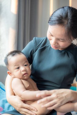 Rahat odada bebek bebek erkek bebek ile oynayan Ofis kadınlar