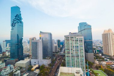 Modern ofis buillding ve condominium günbatımı gökyüzü