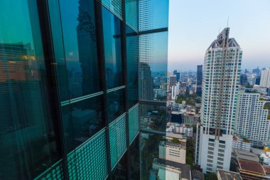 Modern ofis buillding ve condominium günbatımı gökyüzü