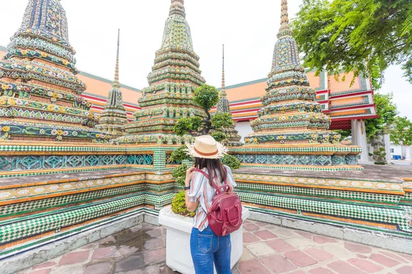 Turista asiático mulheres andando em budista templo em Bangkok — Fotografia de Stock