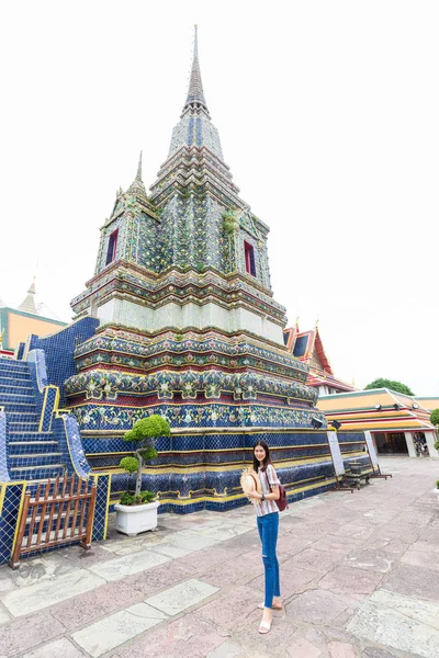 Turista asiático mulheres andando em budista templo em Bangkok — Fotografia de Stock