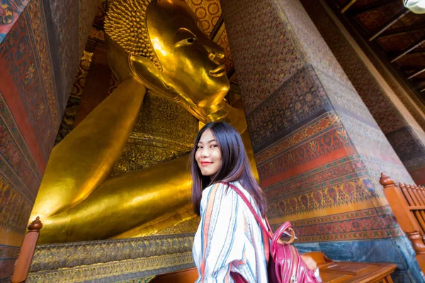 Bangkok Budist tapınağında yürüyen asyalı turist kadınlar — Stok fotoğraf