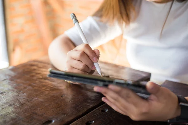 Çekici genç Asyalı kadınlar kahve dükkanında tablet bilgisayar kullanın — Stok fotoğraf