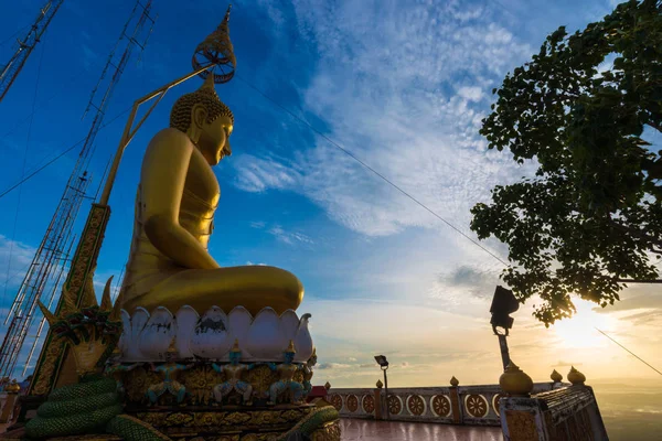 Buddha staty på Mountain Sunrise ljus i morse — Stockfoto