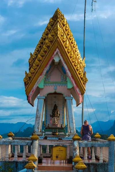Estatua de Buda en la montaña luz del amanecer por la mañana —  Fotos de Stock