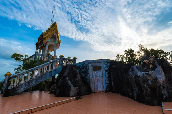 Statua di Buddha sulla luce del sole di montagna al mattino — Foto Stock