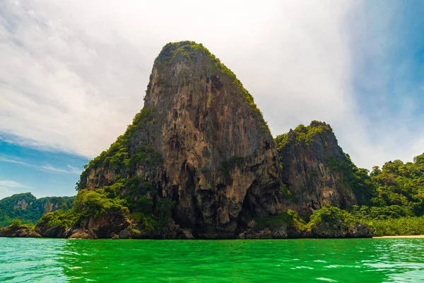 Mer île rocheuse contre ciel bleu vacances d'été — Photo