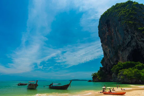 Mer île rocheuse contre ciel bleu vacances d'été — Photo