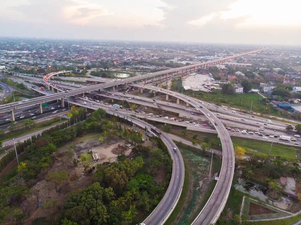 Otomobil trafiği ile havadan görüntü şehir trafik kavşak yol — Stok fotoğraf