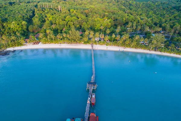 Meer Holzsteg mit Boot am Strand — Stockfoto