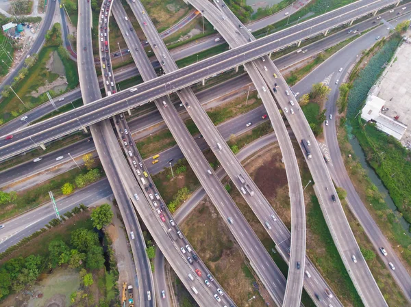 Estrada do tráfego do transporte da cidade com movimento do carro no crepúsculo — Fotografia de Stock