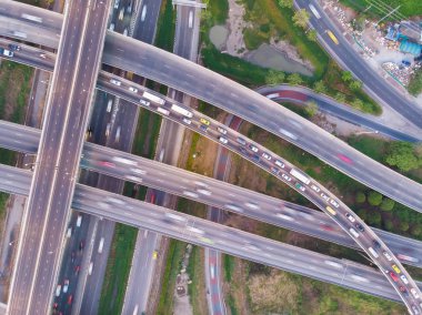 Alacakaranlıkta araç hareketi ile şehir ulaşım trafik yolu