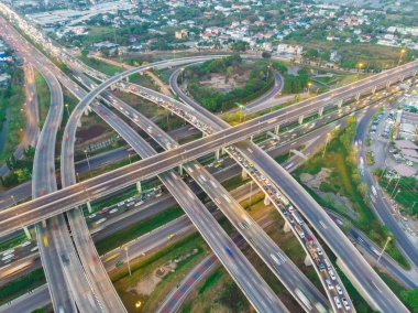 Otomobil trafiği ile havadan görüntü şehir trafik kavşak yol