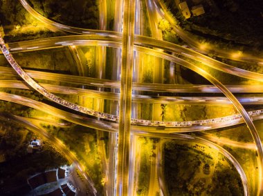 Araç taşımacılığı ile gece trafiğinde otoban eğrisi