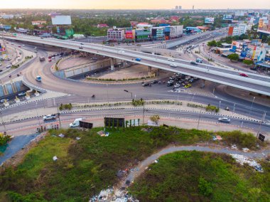 Araç hareketi ile kavşak şehir trafik yolu acele
