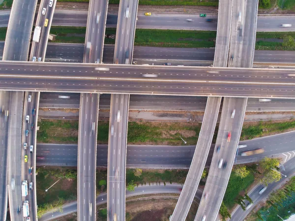 Vista aérea ciudad tráfico carretera de cruce con el tráfico de automóviles —  Fotos de Stock