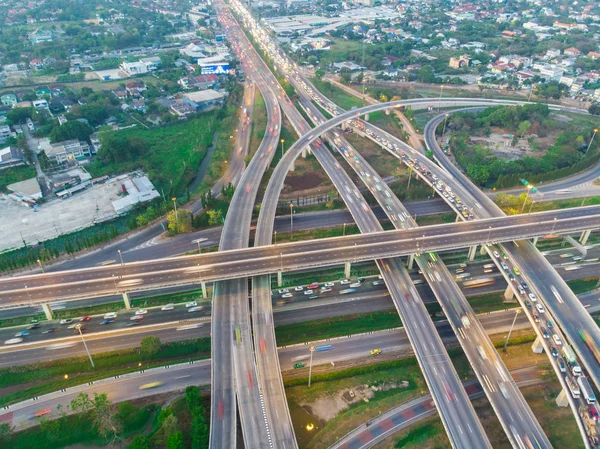 Alacakaranlıkta araç hareketi ile şehir ulaşım trafik yolu