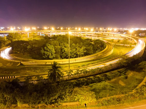 Curve van Expressway bij nacht verkeer met vervoer per voertuig — Stockfoto