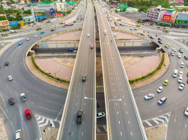 Rotonda carretera de tráfico de la ciudad con el movimiento del vehículo prisa —  Fotos de Stock