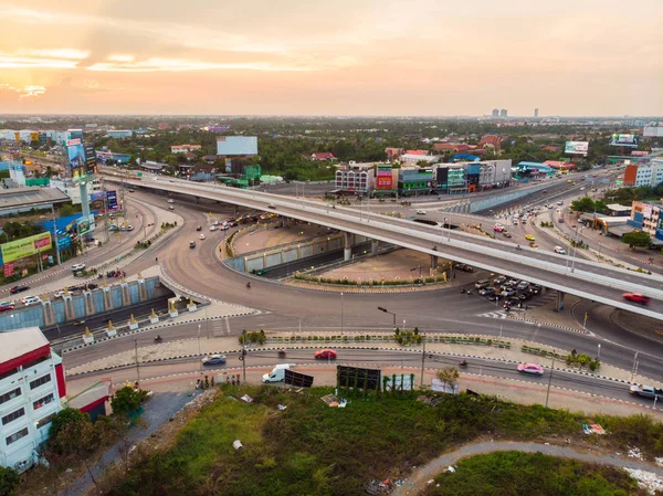 Intersecção rotunda junção trânsito cidade estrada por do sol — Fotografia de Stock