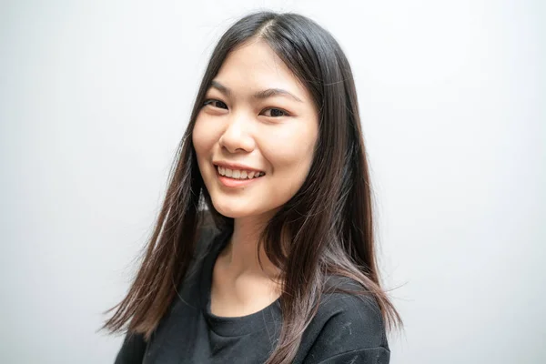 笑顔の美しいアジアの女性の肖像画 — ストック写真