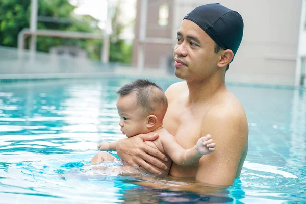 Pai nadando com adorável menino — Fotografia de Stock