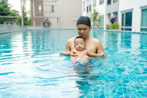Pai nadando com adorável menino — Fotografia de Stock