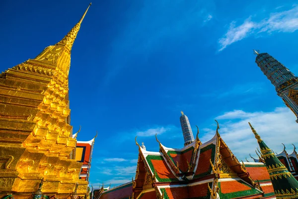 Temple bouddhiste émeraude Wat Phra Kaew à Bangkok — Photo