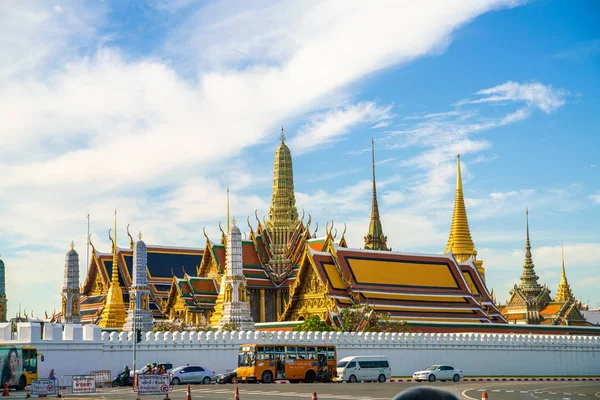 Templo budista de esmeralda com pagode dourado Wat Phra Kaew — Fotografia de Stock