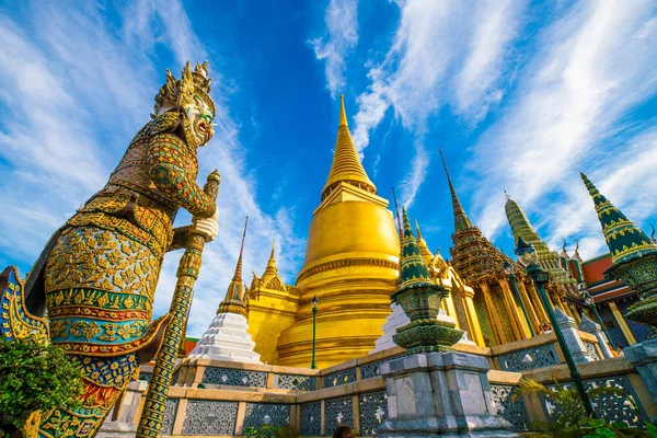 Emerald buddhist temple with golden pagoda Wat Phra Kaew — Stock Photo, Image