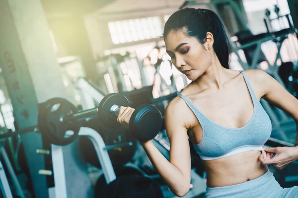 Dobře elegantní asijský Sport ženy, které v tělocvičně zvednou činku — Stock fotografie