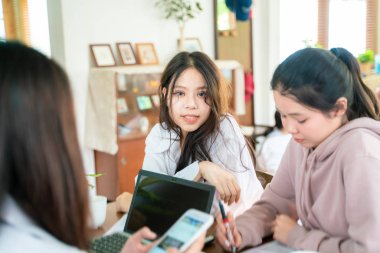 İş asyalı kadın grubu tartışma iş modeli başlatmak