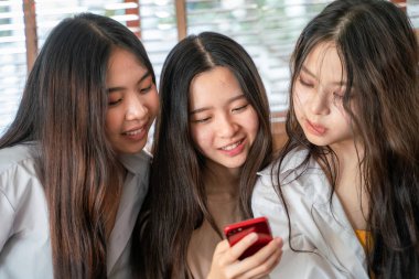 Iş beyaz yakalı kadın Grubu colleag ile akıllı telefon kullanın