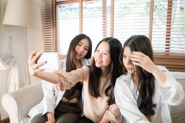 Gruppo di imprese colletto bianco donne utilizzano smartphone con colleag — Foto Stock
