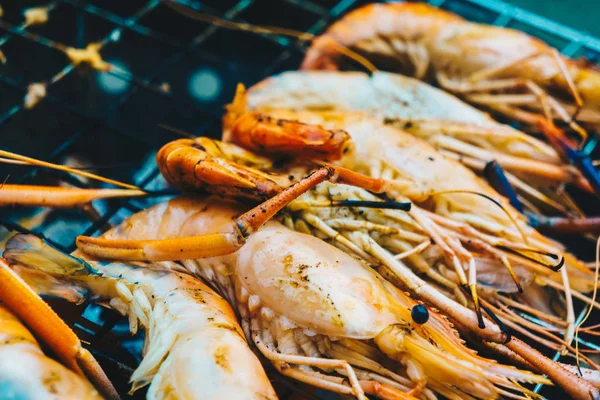 Big sea shrimp grilled on fire — Stock Photo, Image
